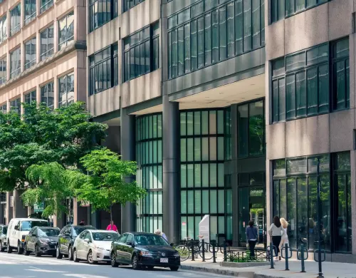 Exterior shot of Illinois Tech Chicago Kent College of Law daytime